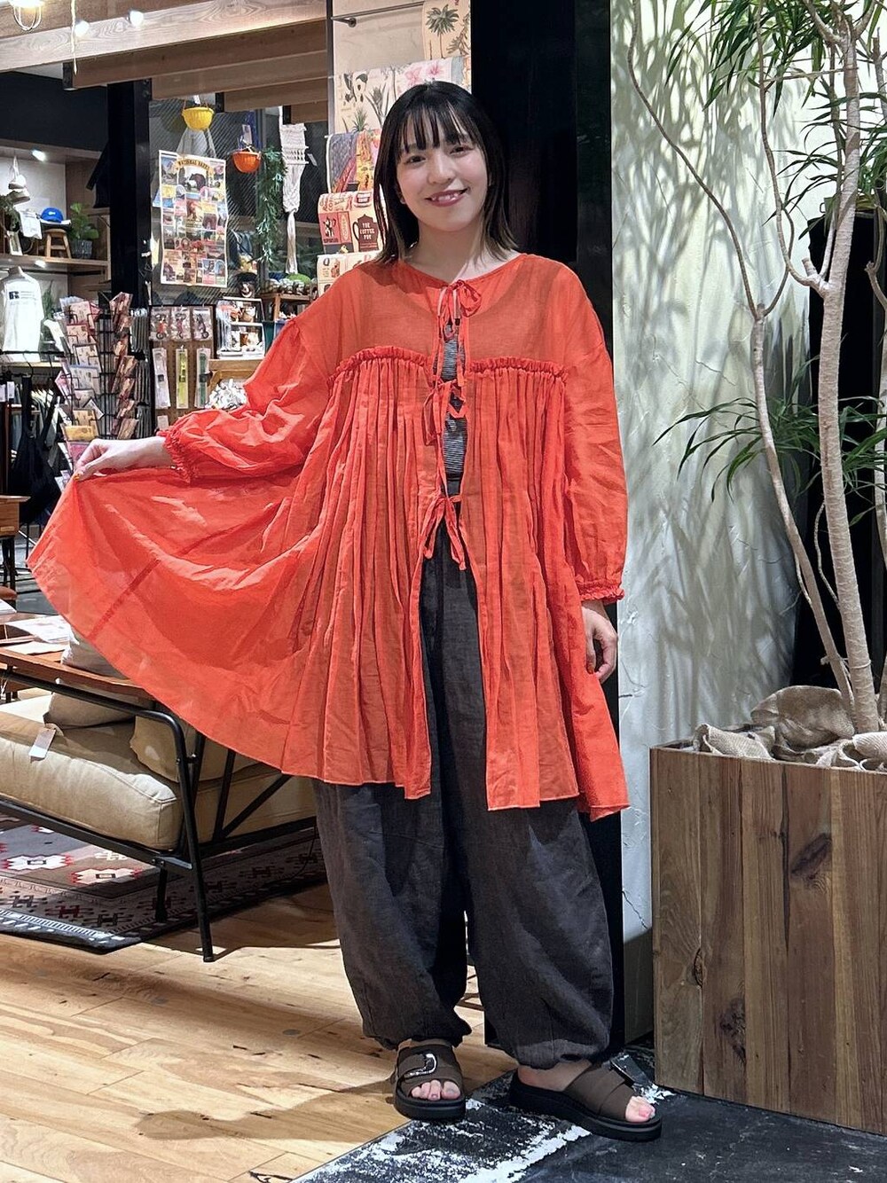 「ボブヘア、低身長、カジュアル、体型カバー、休日コーデ、デート/ロマンティック、楽ちんコーデ、春コーデ、女子会、ゆったり、niko and ...、夏コーデ、骨格ウェーブ、ワンピース、ワイドパンツ」｜「niko and...のFINEリネンツイルパンツ（その他パンツ、ブラウン系）」を使った、h0peeekoさん（レディース・151cm）の春コーディネートの1枚目の写真