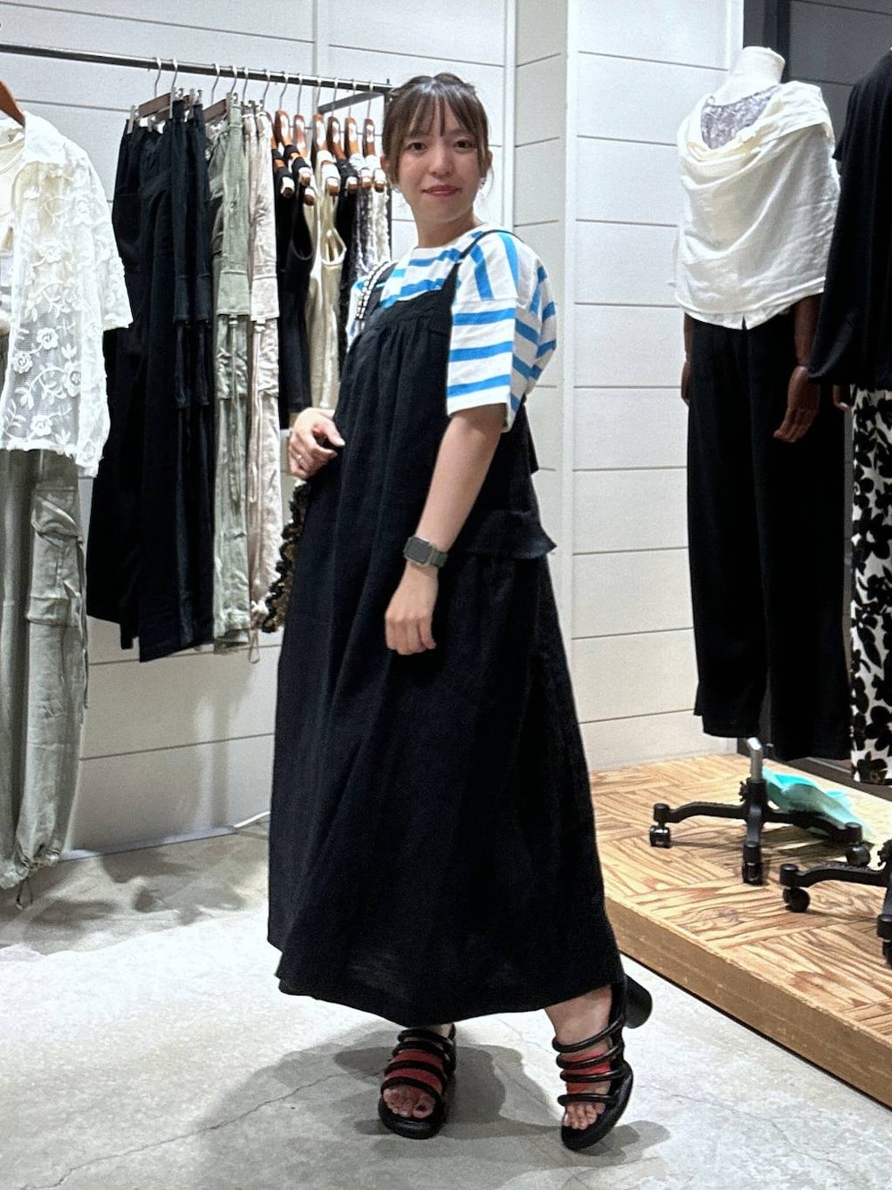 「低身長、カジュアル、体型カバー、休日コーデ、デート/ロマンティック、楽ちんコーデ、女子会、ゆったり、niko and ...、リラックス、Tシャツ、ワンピース、ベーシック/シンプル、サンダル、トートバッグ」｜「niko and...のオリジナルループヒールサンダル（サンダル、ブラック系）」を使った、h0peeekoさん（レディース・152cm）の夏コーディネートの1枚目の写真