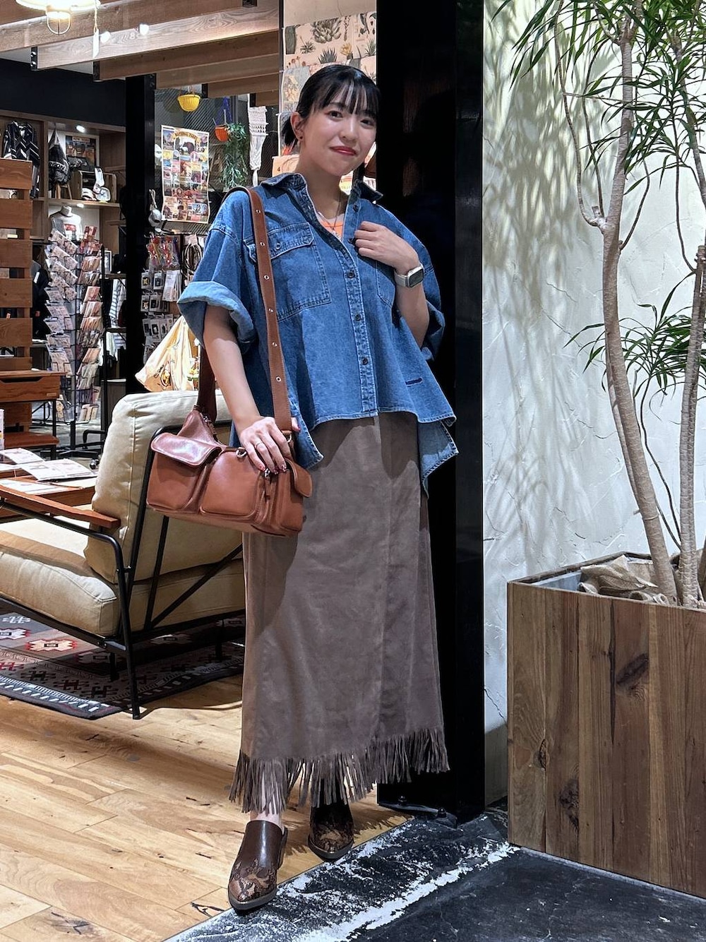 「女子会、ゆったり、niko and ...、夏コーデ、ウエストゴム、骨格ウェーブ、ブランドミックス、GLOBAL WORK、スカート、シャツ、ショルダーバッグ、デートコーデ、タンクトップ、低身長、カジュアル」｜「niko and...のスーピマ2WAYタンクトップ（タンクトップ、オレンジ系）」を使った、h0peeekoさん（レディース・151cm）の夏コーディネートの1枚目の写真