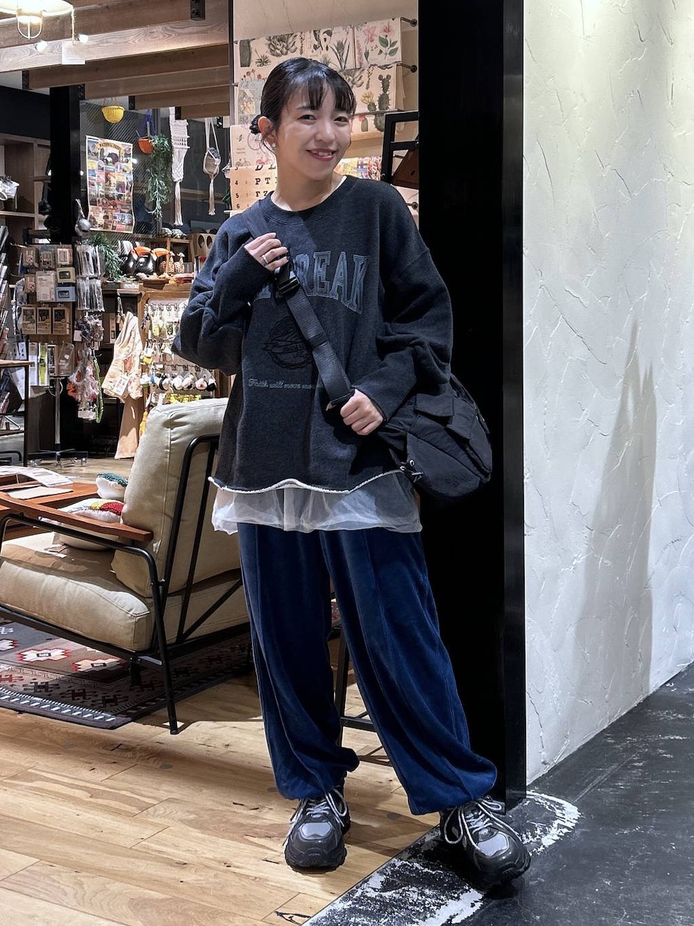 ブルー系のその他パンツ、ホワイト系のTシャツ/カットソー、グレー系のスウェットを着用したレディースの秋コーディネートの1枚目の写真