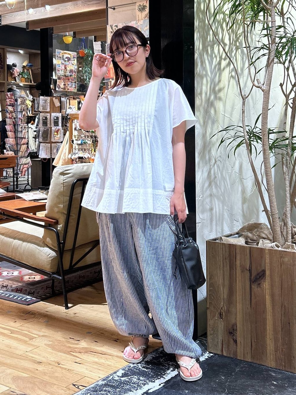 「低身長、カジュアル、体型カバー、休日コーデ、デート/ロマンティック、楽ちんコーデ、春コーデ、女子会、ゆったり、niko and ...、夏コーデ、リラックス、旅行、ブラウス、サンダル」｜「niko and...のFINEリネンツイルパンツ（その他パンツ、ブルー系）」を使った、h0peeekoさん（レディース・151cm）の夏コーディネートの1枚目の写真
