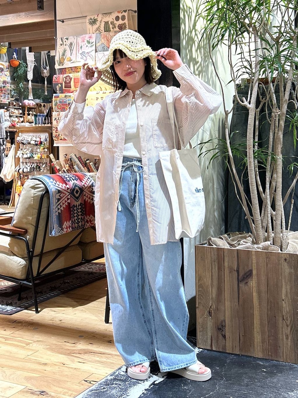 「低身長、カジュアル、体型カバー、休日コーデ、デート/ロマンティック、楽ちんコーデ、春コーデ、女子会、ゆったり、niko and ...、夏コーデ、骨格ウェーブ、シャツ、タンクトップ、デニムパンツ」｜「niko and...のオリジナル厚底トングサンダル（サンダル、ベージュ系）」を使った、h0peeekoさん（レディース・151cm）の春コーディネートの1枚目の写真