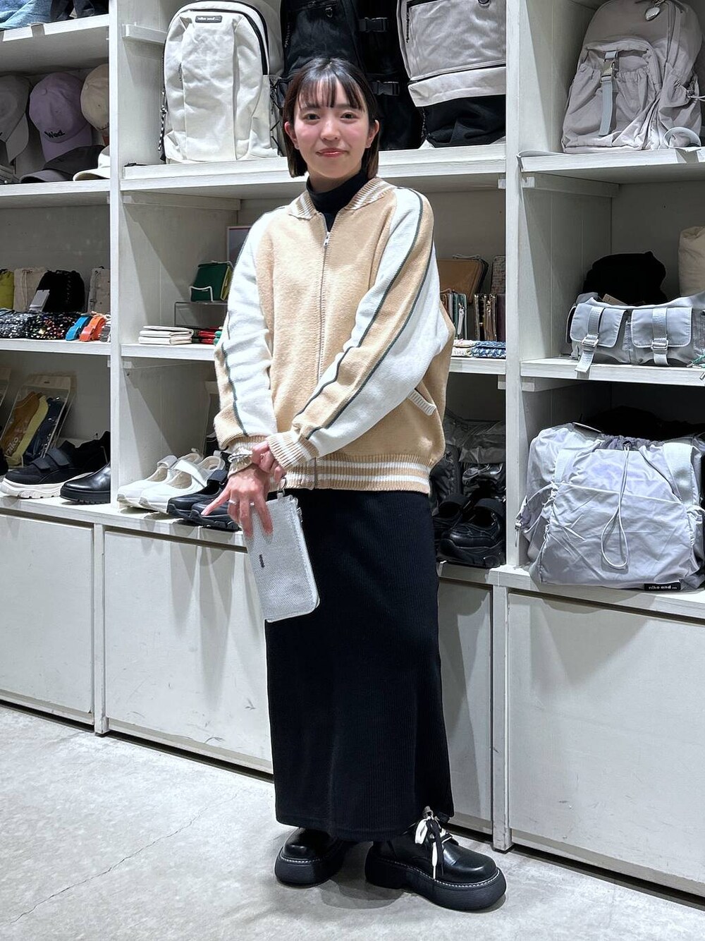 「低身長、カジュアル、体型カバー、休日コーデ、デート/ロマンティック、楽ちんコーデ、春コーデ、女子会、ゆったり、niko and ...、秋コーデ、骨格ウェーブ、カーディガン、ニット、ウエストゴム」｜「niko and...のアソートサイドリブスカート（スカート、ブラック系）」を使った、h0peeekoさん（レディース・151cm）の冬コーディネートの1枚目の写真