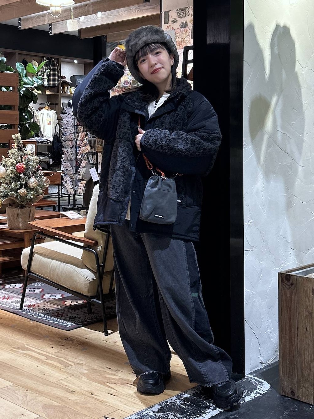 グレー系のその他アウター、ブラック系のデニムパンツ、ブラック系のスニーカーを着用したレディースの秋コーディネートの1枚目の写真