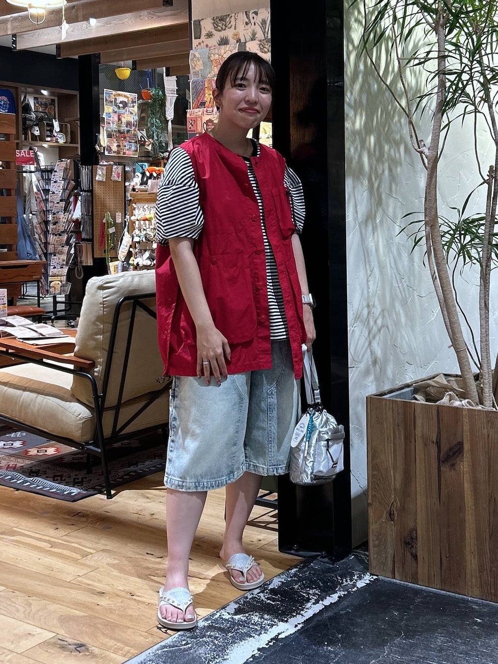 「低身長、カジュアル、体型カバー、夏コーデ、骨格ウェーブ、Tシャツ、ベスト、デニムパンツ、サンダル、ハーフパンツ、ショルダーバッグ、リラックス、カジュアルコーデ、休日コーデ、デート/ロマンティック」｜「niko and...の切り替えランタンボーダープルオーバー（Tシャツ/カットソー、ホワイト系）」を使った、h0peeekoさん（レディース・151cm）の夏コーディネートの1枚目の写真