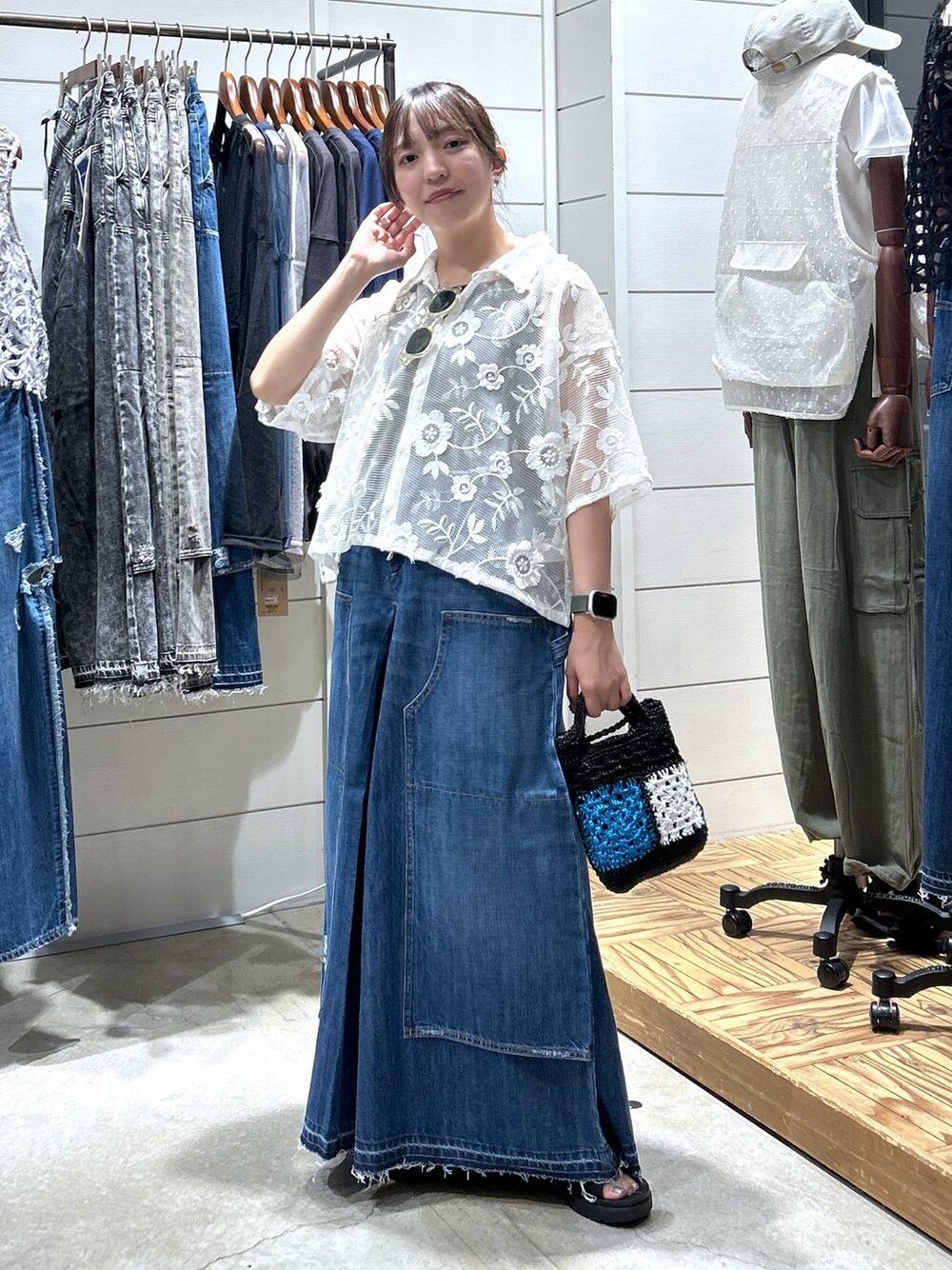 「低身長、カジュアル、体型カバー、休日コーデ、デート/ロマンティック、楽ちんコーデ、女子会、ゆったり、niko and ...、タンクトップ、シャツ、デニムパンツ、NKJコーデ_niko and ...、ワイドパンツ、リラックス」｜「niko and...のオリジナル2WAYメタリックショルダーバッグ（ショルダーバッグ、その他）」を使った、h0peeekoさん（レディース・152cm）の夏コーディネートの1枚目の写真
