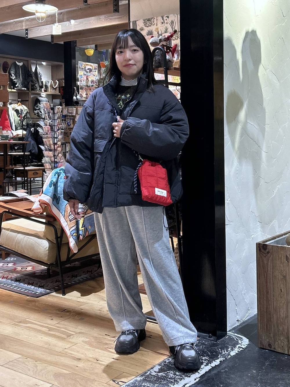 グレー系のその他パンツ、グレー系のブルゾン、グレー系のスニーカーを着用したレディースの秋コーディネートの1枚目の写真