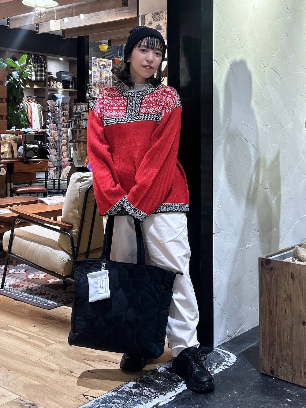 グレー系のTシャツ/カットソー、ベージュ系のその他パンツ、ブラック系のスニーカーを着用したレディースの秋コーディネートの1枚目の写真