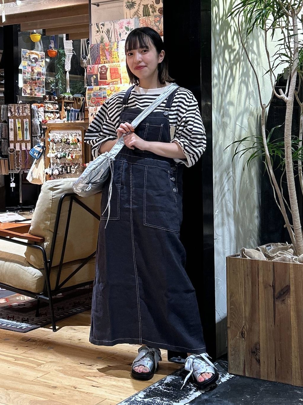 「モノトーン、低身長、カジュアル、体型カバー、休日コーデ、デート/ロマンティック、楽ちんコーデ、春コーデ、女子会、ゆったり、niko and ...、リネン・透けアイテム、Tシャツ、夏コーデ、骨格ウェーブ」｜「niko and...のFINEリネンステッチジャンパースカート（ジャンパースカート、ブラック系）」を使った、h0peeekoさん（レディース・151cm）の春コーディネートの1枚目の写真