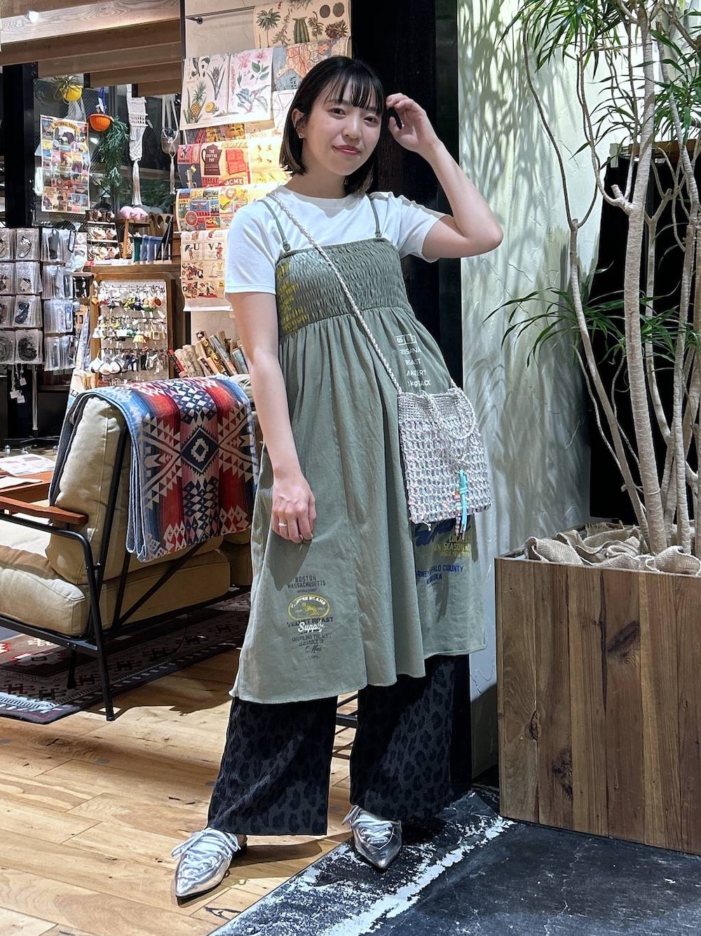 「女子会、ゆったり、niko and ...、Tシャツ、カラーマイスター_nikoand...、ワンピース、ウエストゴム、ショルダーバッグ、夏コーデ、骨格ウェーブ、大人カジュアル、デートコーデ、ワイドパンツ、低身長、カジュアル」｜「niko and...のCOLORマイスターフィットTシャツ（Tシャツ/カットソー、ホワイト系）」を使った、h0peeekoさん（レディース・151cm）の春コーディネートの1枚目の写真
