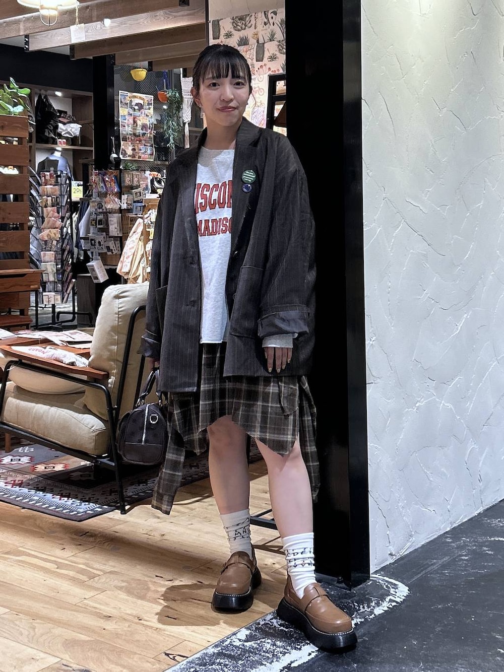 グレー系のタンクトップ、ベージュ系のスウェット、ブラウン系のテーラードジャケットを着用したレディースの秋コーディネートの1枚目の写真