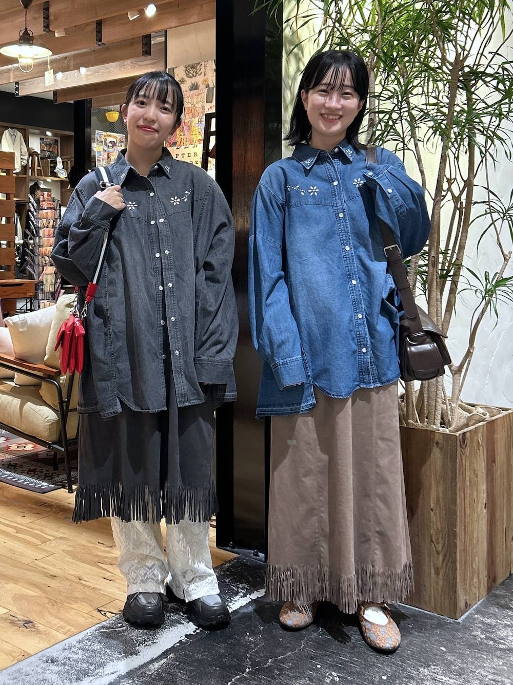 ブラウン系のパンプス、ブルー系のシャツ/ブラウス、グレー系のシャツ/ブラウスを着用したレディースの夏コーディネートの1枚目の写真