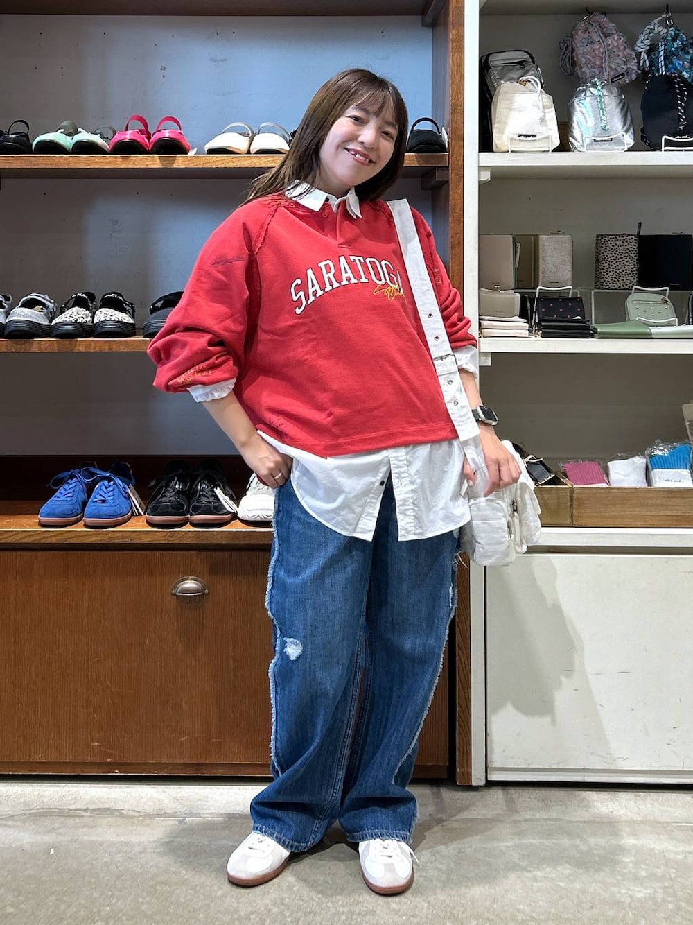 「低身長、カジュアル、体型カバー、休日コーデ、デート/ロマンティック、楽ちんコーデ、春コーデ、女子会、ゆったり、niko and ...、秋コーデ、骨格ウェーブ、スウェット、デニムパンツ、スニーカー」｜「niko and...のマーセW襟ボリュームシャツ（シャツ/ブラウス、ホワイト系）」を使った、h0peeekoさん（レディース・152cm）の秋コーディネートの1枚目の写真