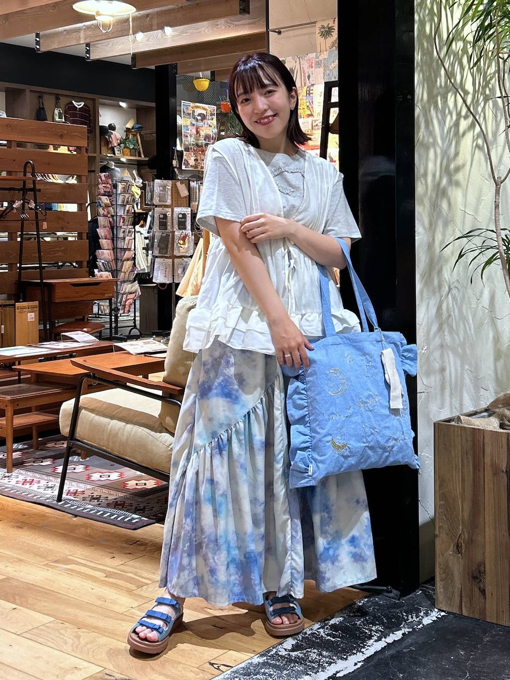 「女子会、ゆったり、niko and ...、低身長、カジュアル、体型カバー、休日コーデ、デート/ロマンティック、楽ちんコーデ、春コーデ、夏コーデ、骨格ウェーブ、Tシャツ、ベスト、スカート」｜「niko and...のオリジナル3リボンサンダル（サンダル、ブラック系）」を使った、h0peeekoさん（レディース・151cm）の夏コーディネートの1枚目の写真