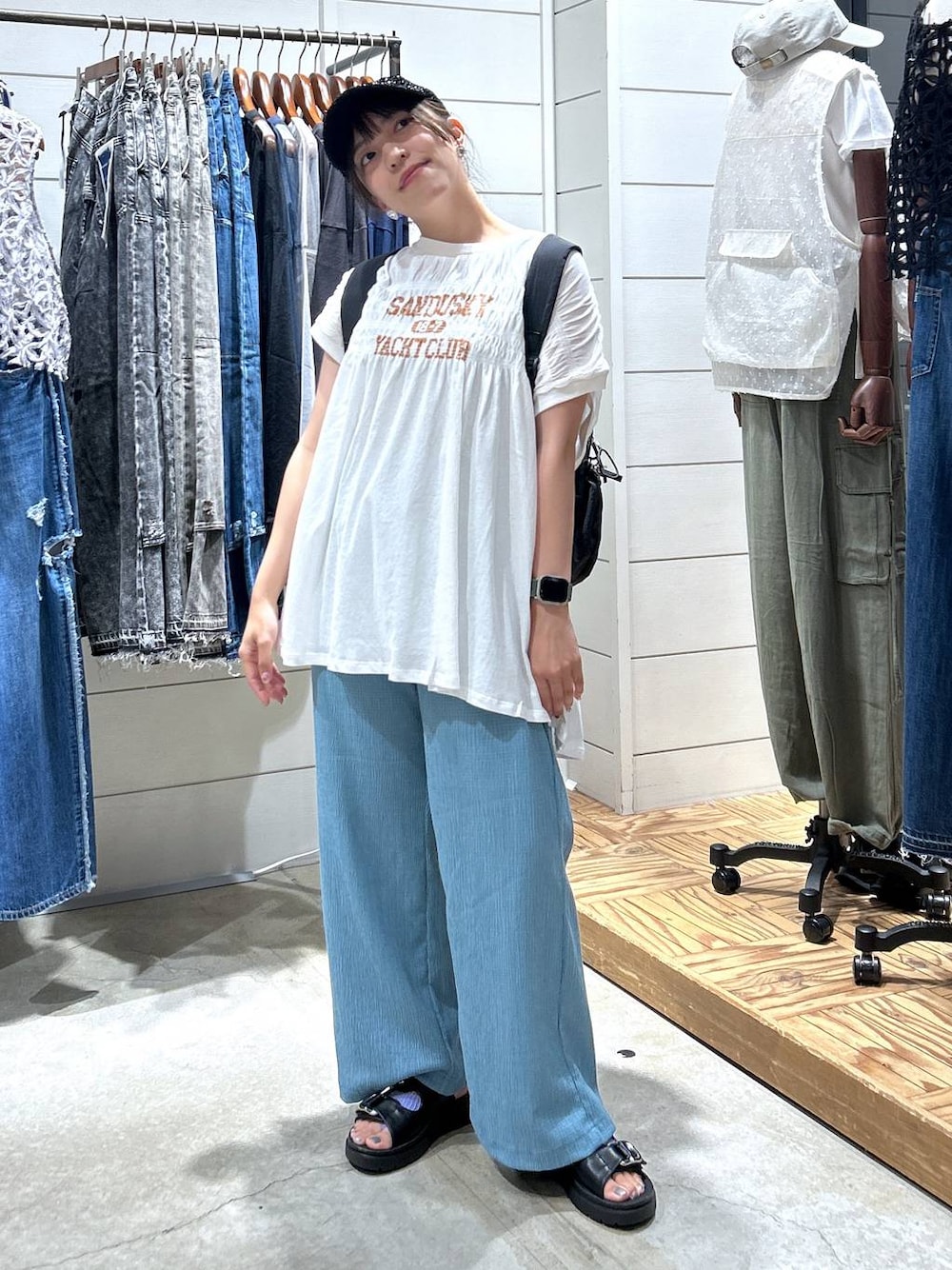 「低身長、カジュアル、体型カバー、休日コーデ、デート/ロマンティック、楽ちんコーデ、女子会、ゆったり、niko and ...、夏コーデ、Tシャツ、キャップ、ウエストゴム、サンダル、リュック・バッグ」｜「niko and...のオリジナルWベルトサンダル（サンダル、ブラック系）」を使った、h0peeekoさん（レディース・152cm）の夏コーディネートの1枚目の写真