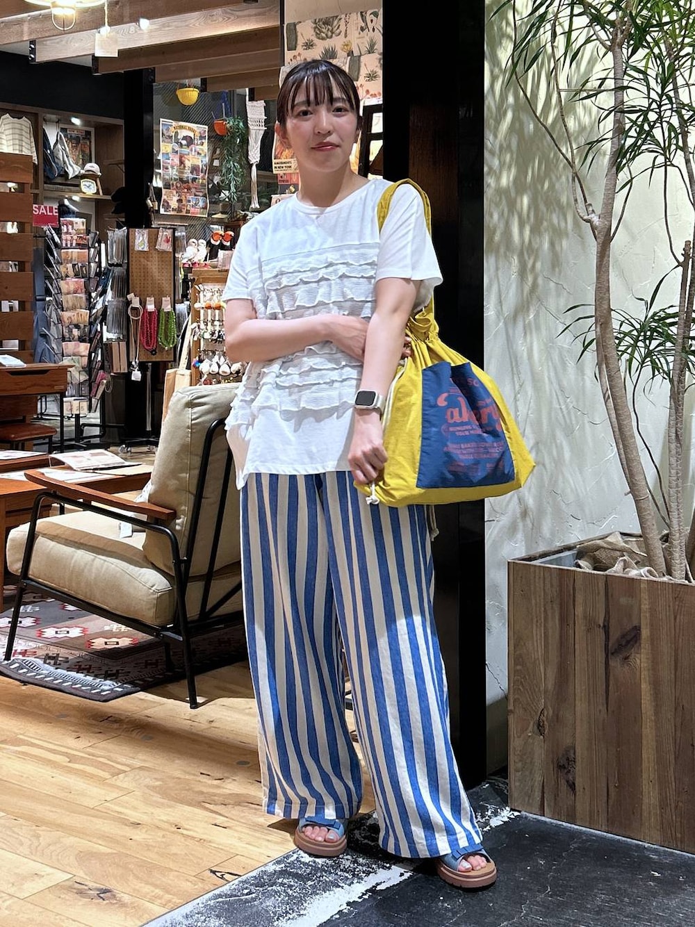 「Tシャツ、サンダル、トートバッグ、リラックス、骨格ウェーブ、カジュアルコーデ、シンプルコーデ、低身長、カジュアル、体型カバー、休日コーデ、デート/ロマンティック、楽ちんコーデ、春コーデ、女子会」｜「niko and...のスーピマ2WAYタンクトップ（タンクトップ、ブルー系）」を使った、h0peeekoさん（レディース・151cm）の夏コーディネートの1枚目の写真