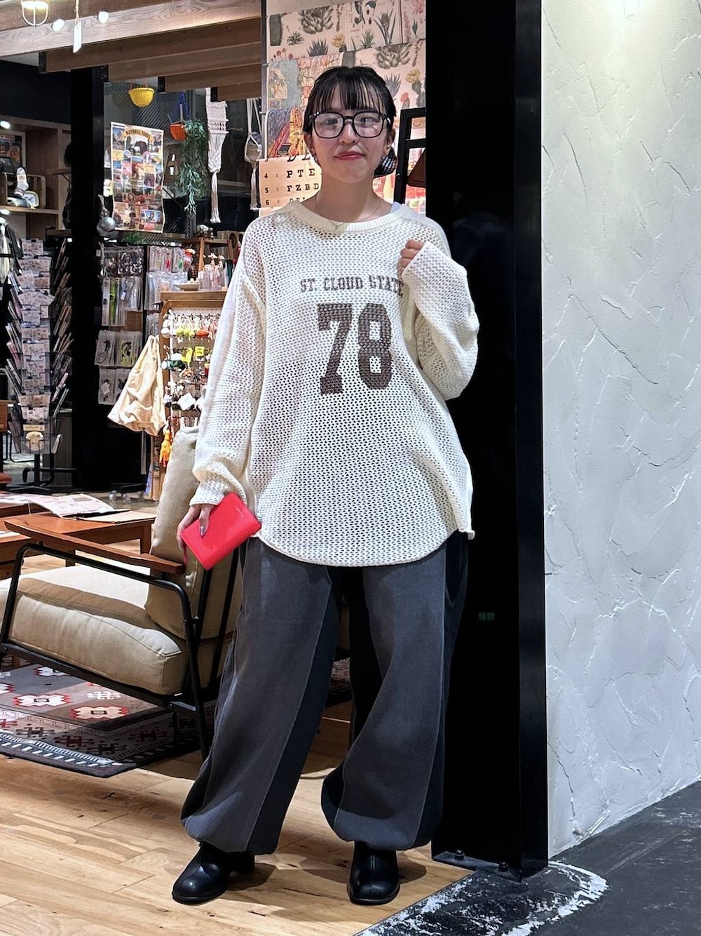 「低身長、カジュアル、体型カバー、休日コーデ、デート/ロマンティック、楽ちんコーデ、春コーデ、女子会、ゆったり、niko and ...、秋コーデ、ニット、ウエストゴム、スウェットパンツ、ブーツ」｜「niko and...のオリジナル二つ折り8ポケット財布（財布、レッド系）」を使った、h0peeekoさん（レディース・151cm）の秋コーディネートの1枚目の写真
