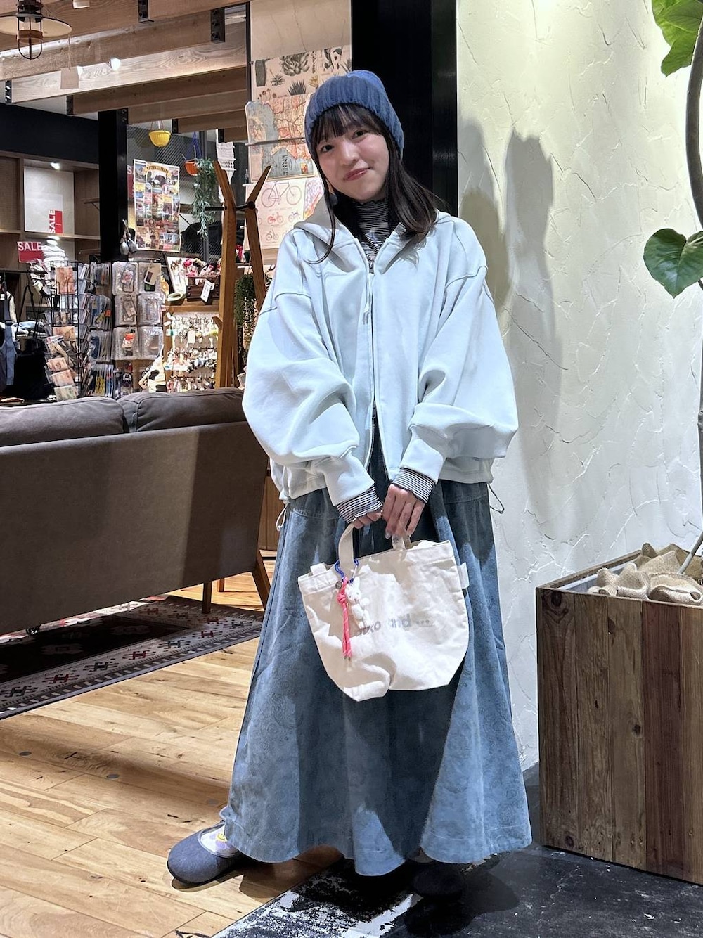ホワイト系のトートバッグ、その他のTシャツ/カットソー、グレー系のパンプスを着用したレディースの冬コーディネートの1枚目の写真