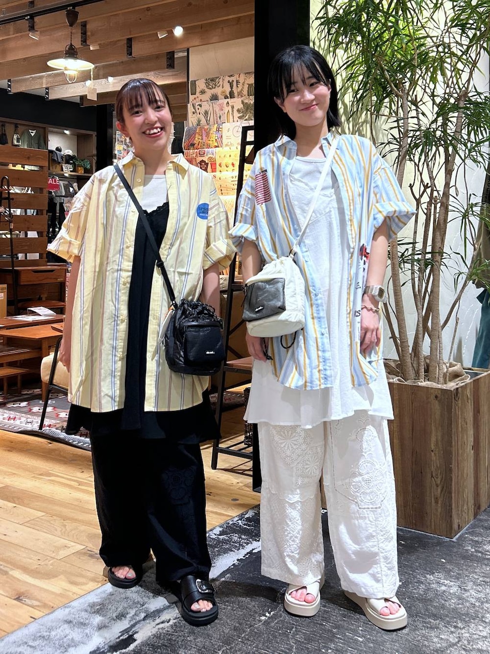 「低身長、カジュアル、体型カバー、休日コーデ、デート/ロマンティック、楽ちんコーデ、春コーデ、女子会、ゆったり、niko and ...、夏コーデ、シャツ、タンクトップ、骨格ウェーブ、キャミワンピース」｜「niko and...のオリジナル厚底トングサンダル（サンダル、ベージュ系）」を使った、h0peeekoさん（レディース・151cm）の夏コーディネートの1枚目の写真