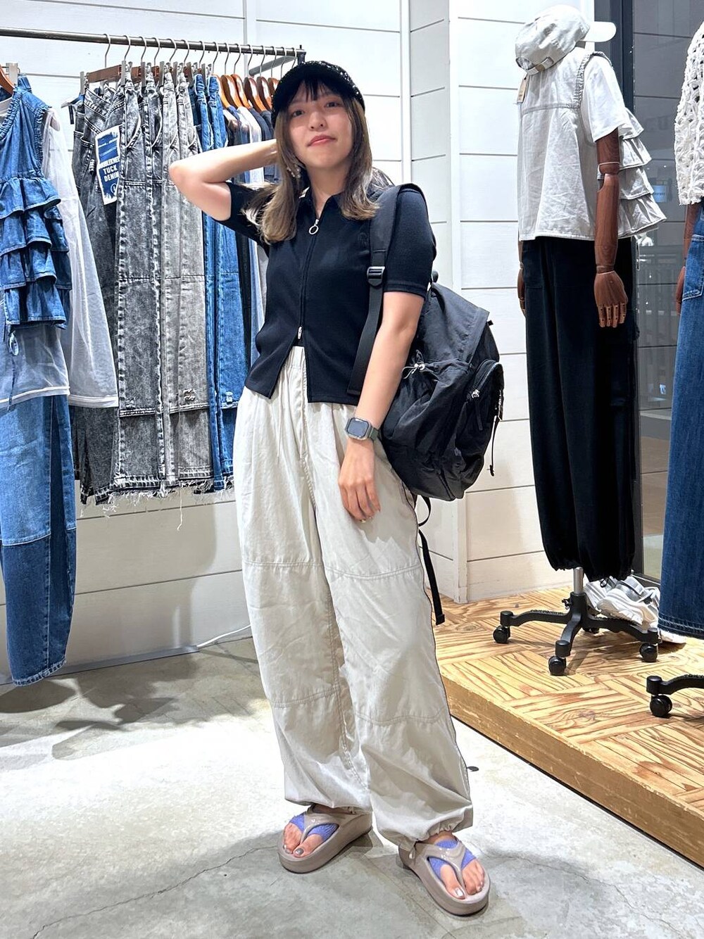 「低身長、カジュアル、体型カバー、休日コーデ、デート/ロマンティック、楽ちんコーデ、春コーデ、女子会、ゆったり、niko and ...、韓国ファッション、カーディガン、ウエストゴム、パンツ、キャップ」｜「niko and...のシボシボサイドラインパンツ（その他パンツ、ベージュ系）」を使った、h0peeekoさん（レディース・152cm）の夏コーディネートの1枚目の写真