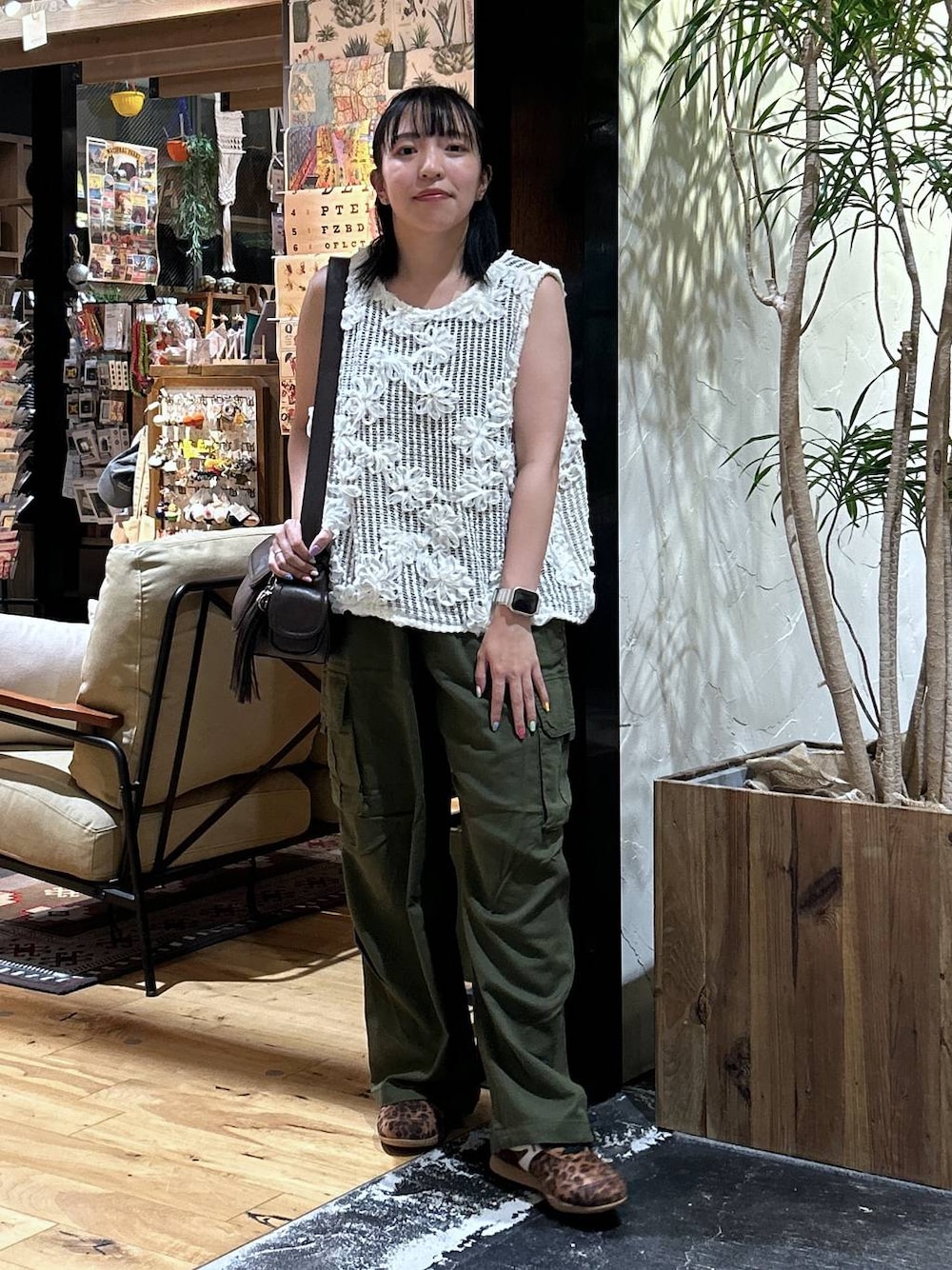 「低身長、カジュアル、体型カバー、休日コーデ、デート/ロマンティック、楽ちんコーデ、女子会、ゆったり、niko and ...、秋コーデ、夏コーデ、ベスト、ナチュラル、ミリタリー、ウエストゴム」｜「niko and...のオリジナルフラップ付きスニーカー（スニーカー、その他）」を使った、h0peeekoさん（レディース・151cm）の夏コーディネートの1枚目の写真