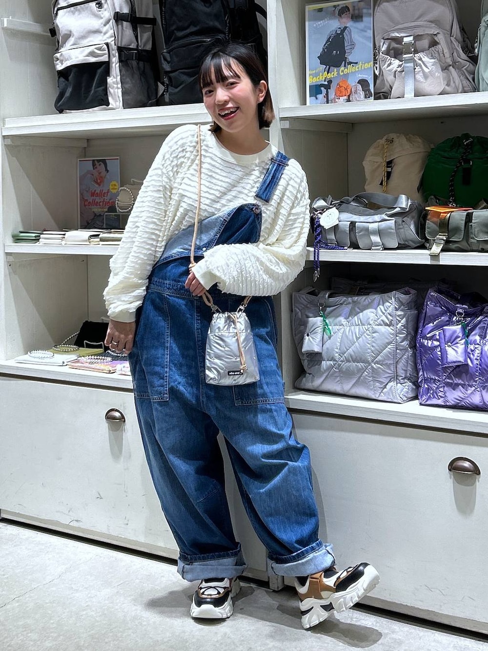「低身長、カジュアル、体型カバー、休日コーデ、デート/ロマンティック、楽ちんコーデ、春コーデ、女子会、ゆったり、niko and ...、デニムパンツ、NKJコーデ_niko and ...、サロペット、スニーカー、カジュアルコーデ」｜「niko and...のオリジナルビジュー巾着ショルダーバッグ（ショルダーバッグ、シルバー系）」を使った、h0peeekoさん（レディース・151cm）の春コーディネートの1枚目の写真