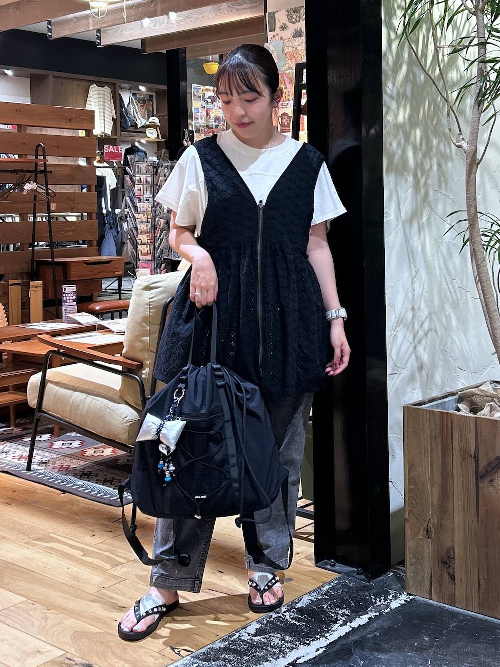 「低身長、カジュアル、体型カバー、休日コーデ、デート/ロマンティック、楽ちんコーデ、春コーデ、女子会、ゆったり、niko and ...、夏コーデ、骨格ウェーブ、リラックス、Tシャツ、ベスト」｜「niko and...のストレッチテーパードパンツ2（その他パンツ、グレー系）」を使った、h0peeekoさん（レディース・151cm）の夏コーディネートの1枚目の写真