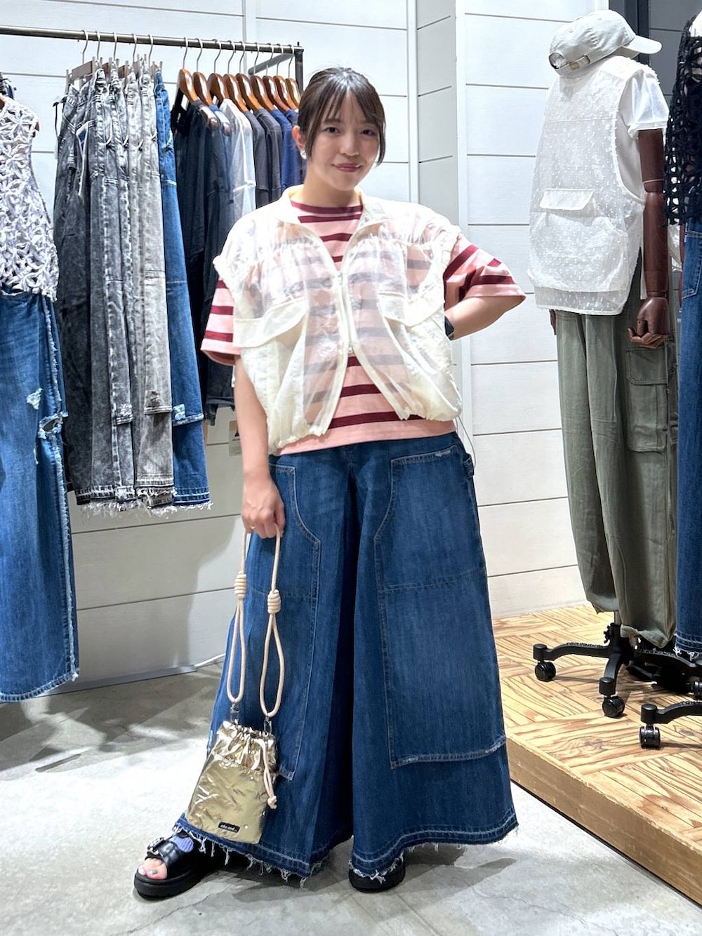 「低身長、カジュアル、体型カバー、休日コーデ、デート/ロマンティック、楽ちんコーデ、女子会、ゆったり、niko and ...、夏コーデ、リラックス、旅行、Tシャツ、ベスト、ワイドパンツ」｜「niko and...のオリジナルビジュー巾着ショルダーバッグ（ショルダーバッグ、イエロー系）」を使った、h0peeekoさん（レディース・152cm）の夏コーディネートの1枚目の写真