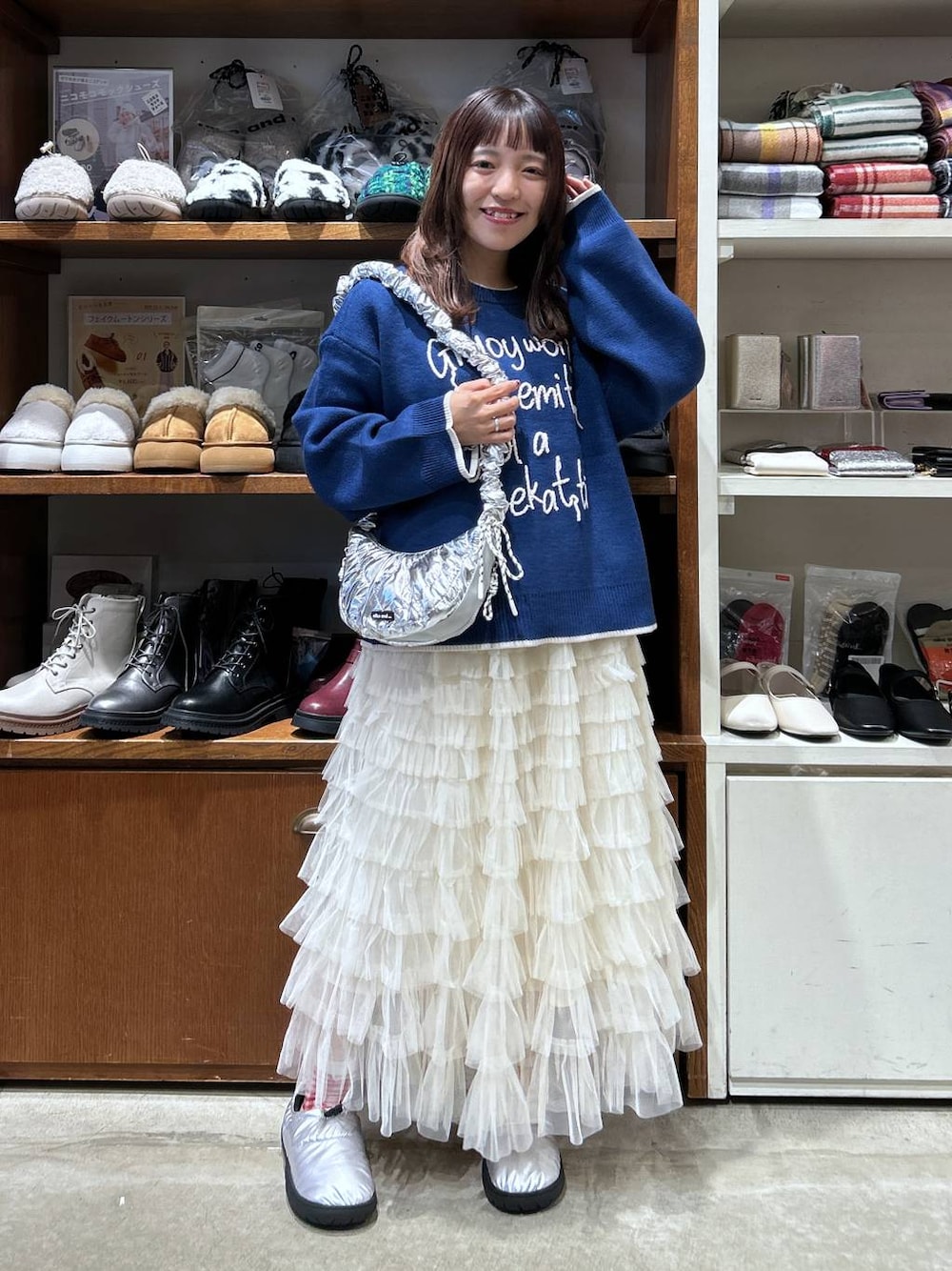 「ニット、低身長、カジュアル、体型カバー、休日コーデ、デート/ロマンティック、楽ちんコーデ、女子会、ゆったり、niko and ...、ガーリー、スカート、ウエストゴム、ショルダーバッグ、骨格ウェーブ」｜「niko and...の[MODE NORM CORE]フリルチュールシアーマキシスカート（スカート、ホワイト系）」を使った、h0peeekoさん（レディース・152cm）の秋コーディネートの1枚目の写真