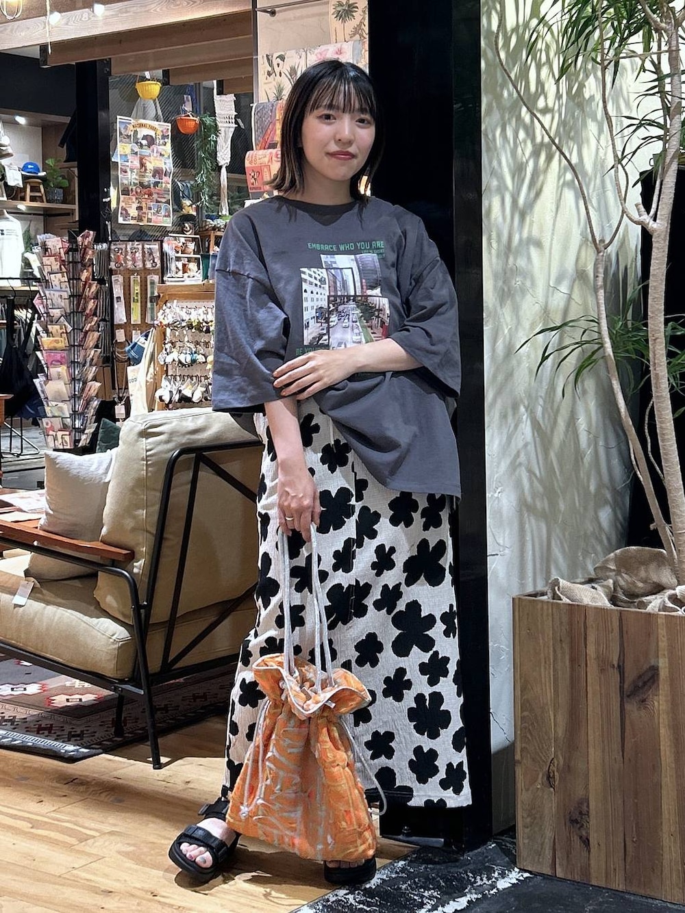 「低身長、休日コーデ、デート/ロマンティック、楽ちんコーデ、春コーデ、女子会、ゆったり、夏コーデ、骨格ウェーブ、リラックス、旅行、Tシャツ、ウエストゴム、スカート、サンダル」｜「niko and...のオリジナルテープベルトスポーツサンダル（サンダル、ブラック系）」を使った、h0peeekoさん（レディース・151cm）の春コーディネートの1枚目の写真