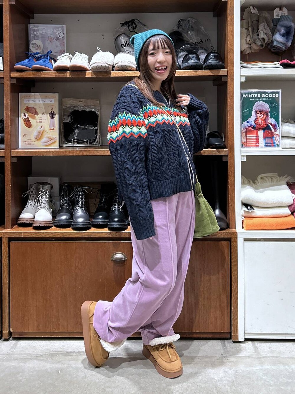 「低身長、カジュアル、体型カバー、休日コーデ、デート/ロマンティック、楽ちんコーデ、女子会、ゆったり、niko and ...、骨格ウェーブ、秋コーデ、冬コーデ、カーディガン、ウエストゴム、パンツ」｜「niko and...のラビットタッチベロアパンツ（その他パンツ、パープル系）」を使った、h0peeekoさん（レディース・152cm）の秋コーディネートの1枚目の写真