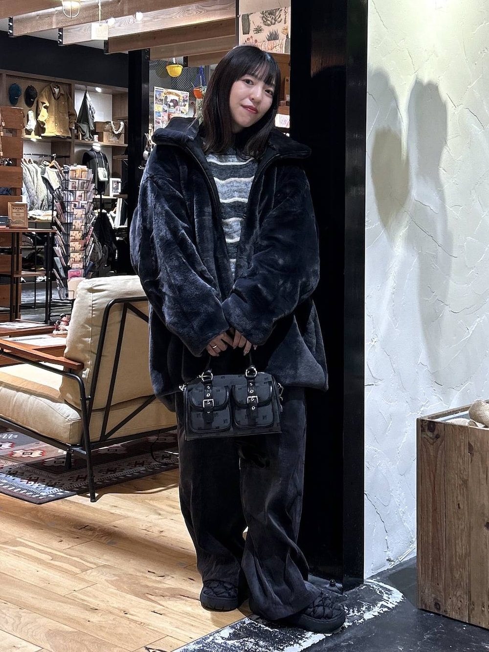 ブラック系のスリッポン、グレー系のその他パンツ、ブラック系のブルゾンを着用したレディースの冬コーディネートの1枚目の写真