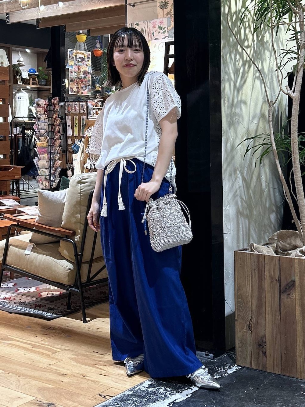 「夏コーデ、リラックス、デートコーデ、おでかけ、低身長、カジュアル、体型カバー、休日コーデ、デート/ロマンティック、楽ちんコーデ、春コーデ、女子会、ゆったり、niko and ...、Tシャツ」｜「niko and...のDRYイージーワイドパンツ（その他パンツ、ブルー系）」を使った、h0peeekoさん（レディース・151cm）の春コーディネートの1枚目の写真