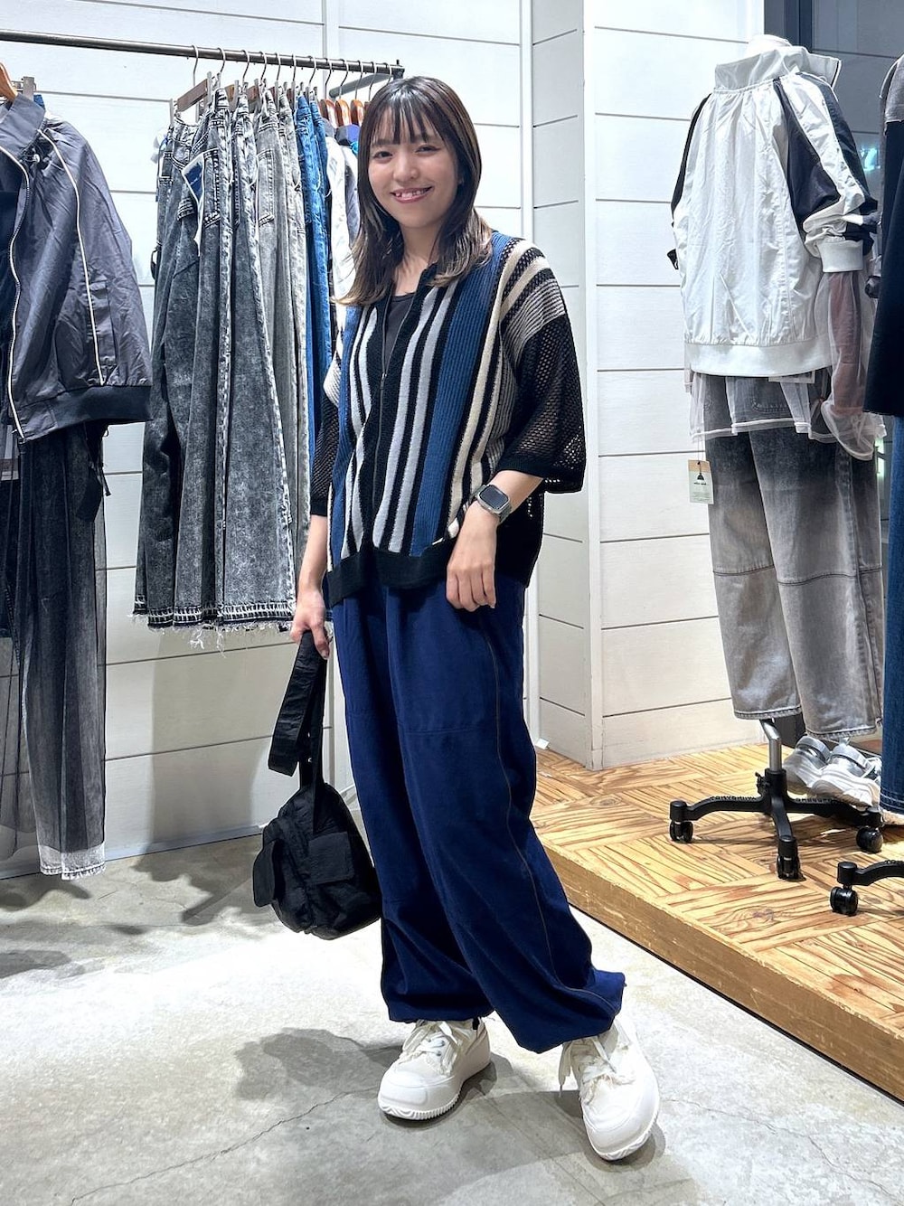 「低身長、カジュアル、体型カバー、休日コーデ、デート/ロマンティック、楽ちんコーデ、女子会、ゆったり、niko and ...、夏コーデ、秋コーデ、カーディガン、ウエストゴム、パンツ、スニーカー」｜「niko and...のシボシボサイドラインパンツ（その他パンツ、ブルー系）」を使った、h0peeekoさん（レディース・152cm）の秋コーディネートの1枚目の写真