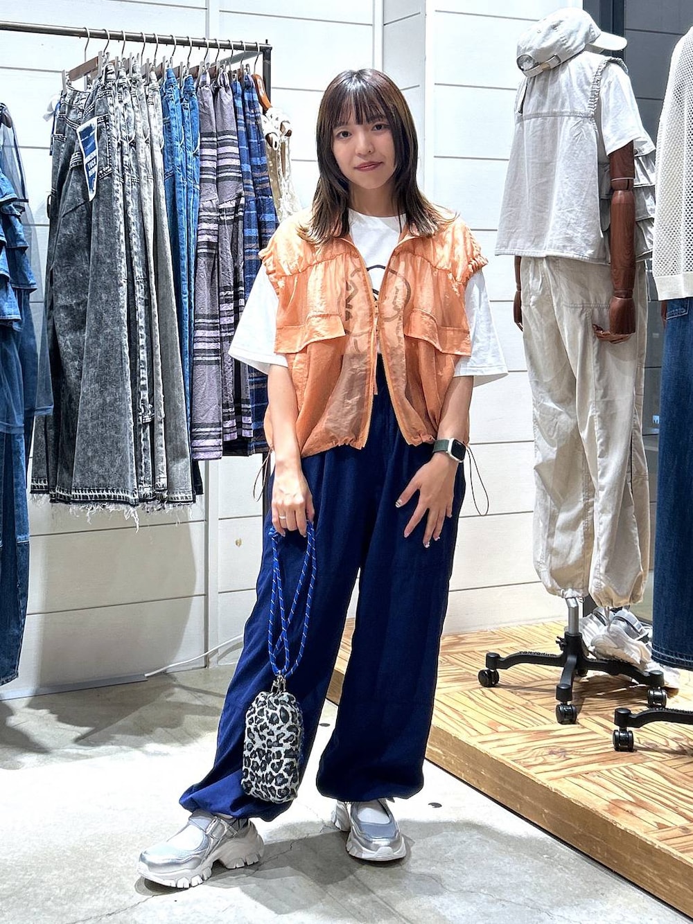 「夏コーデ、Tシャツ、ベスト、ウエストゴム、スポーティ、リラックス、ショルダーバッグ、旅行、ラフ、シンプルコーデ、テーマパーク、低身長、カジュアル、体型カバー、休日コーデ」｜「niko and...のオリジナル細コードショルダー巾着バッグN（ショルダーバッグ、その他）」を使った、h0peeekoさん（レディース・152cm）の秋コーディネートの1枚目の写真
