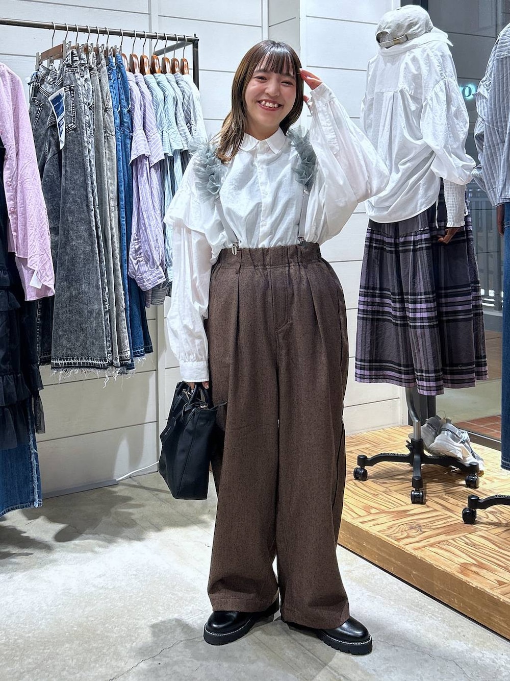 「低身長、カジュアル、体型カバー、休日コーデ、デート/ロマンティック、楽ちんコーデ、女子会、ゆったり、niko and ...、春コーデ、秋コーデ、シャツ、骨格ウェーブ、ワイドパンツ、ローファー」｜「niko and...のプレミアムローンワイドシャツ（シャツ/ブラウス、ホワイト系）」を使った、h0peeekoさん（レディース・152cm）の秋コーディネートの1枚目の写真