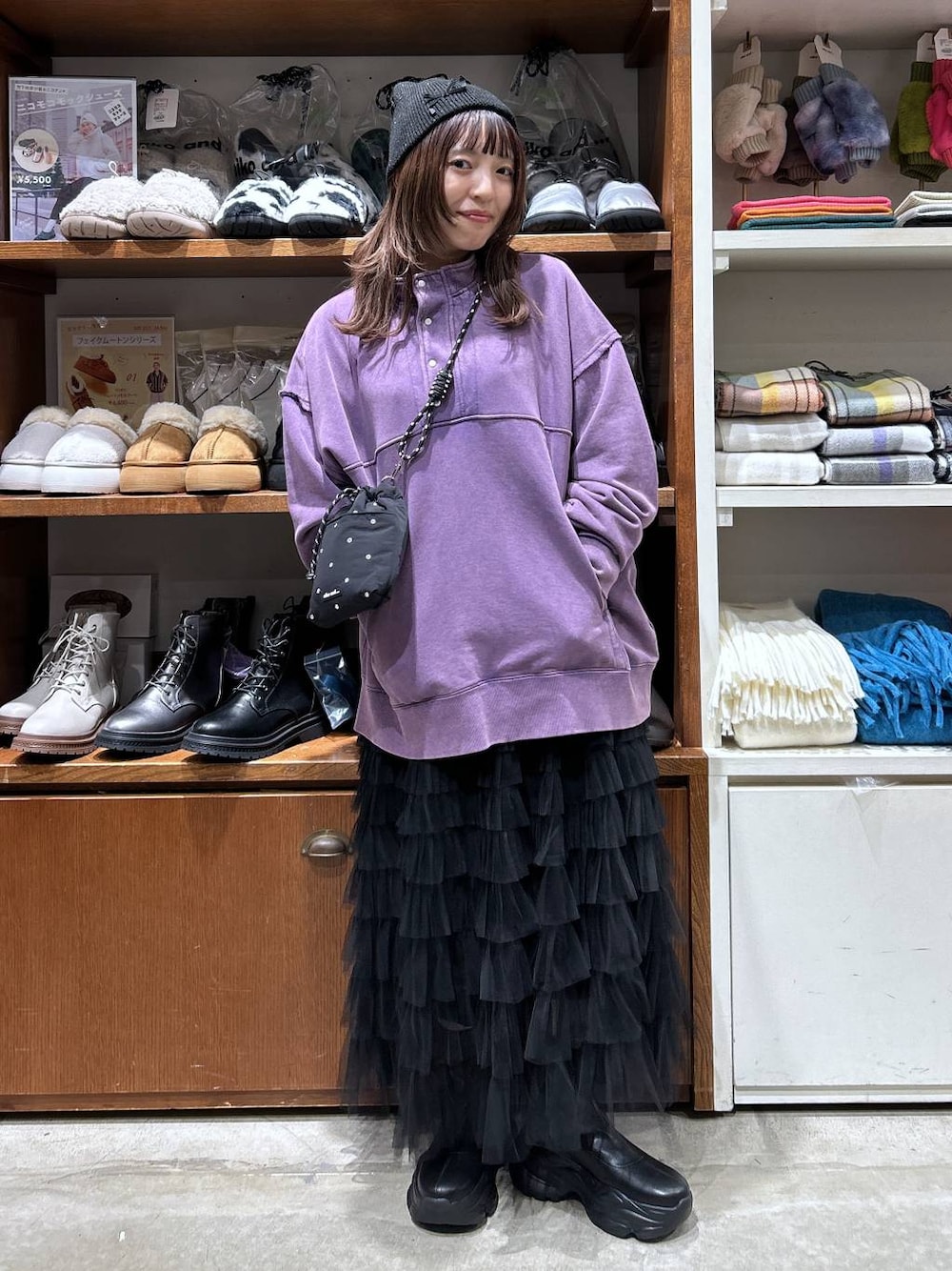 「低身長、カジュアル、体型カバー、休日コーデ、デート/ロマンティック、楽ちんコーデ、女子会、ゆったり、niko and ...、秋コーデ、冬コーデ、ウエストゴム、チュールスカート、スカート、ブーツ」｜「niko and...のオリジナルビジュー巾着ショルダーバッグ（ショルダーバッグ、ブラック系）」を使った、h0peeekoさん（レディース・152cm）の秋コーディネートの1枚目の写真