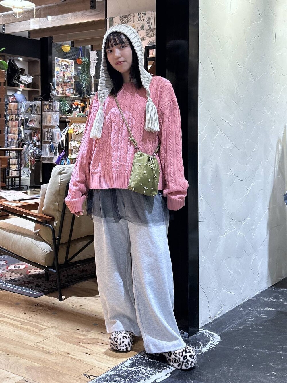 ブラック系のTシャツ/カットソー、その他のその他シューズ、ベージュ系のスウェットパンツを着用したレディースの秋コーディネートの1枚目の写真
