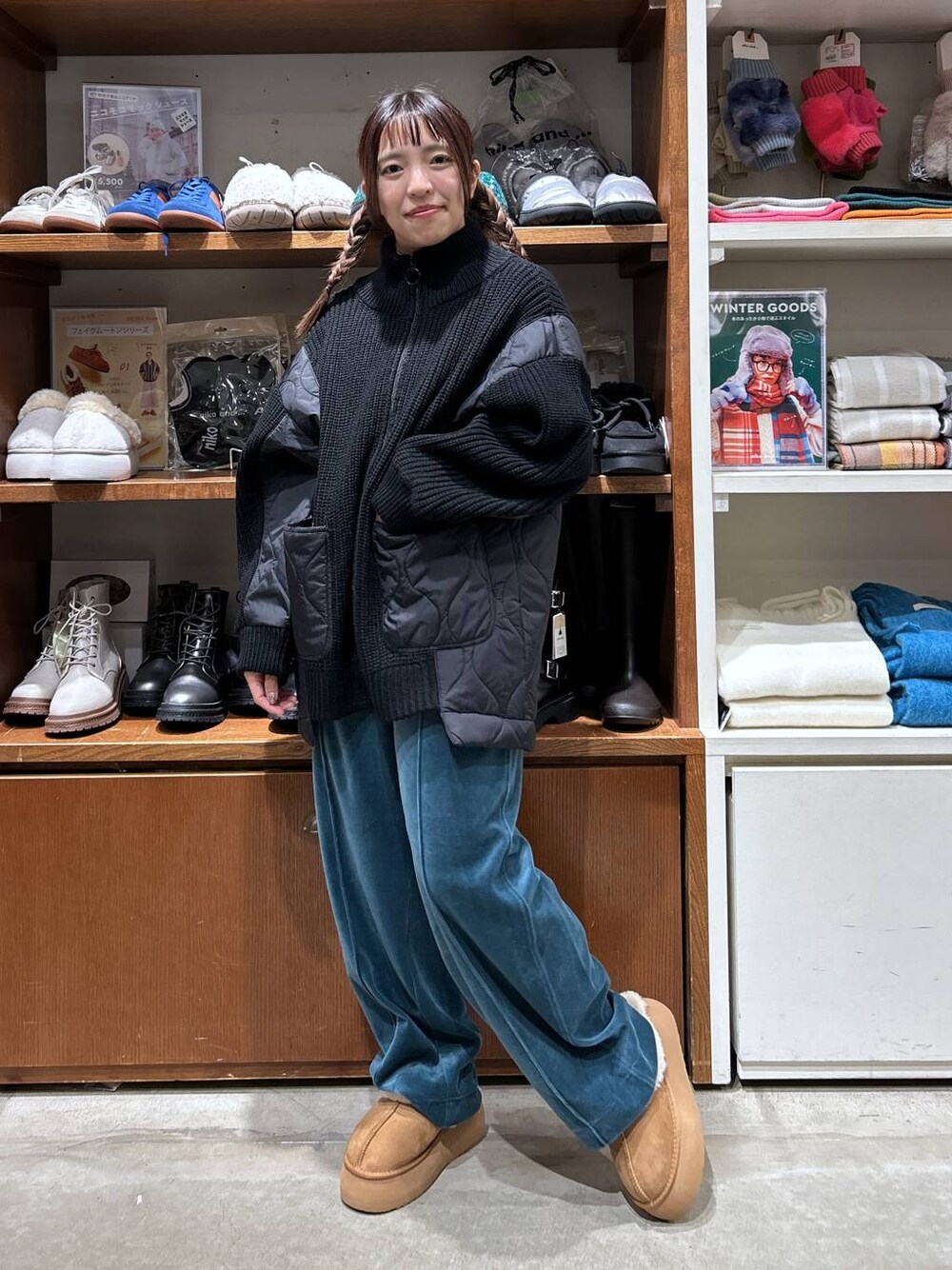 「低身長、カジュアル、体型カバー、休日コーデ、デート/ロマンティック、楽ちんコーデ、女子会、ゆったり、niko and ...、秋コーデ、ブルゾン、アウター、ニット、ウエストゴム、冬コーデ」｜「niko and...のラビットタッチベロアパンツ（その他パンツ、グリーン系）」を使った、h0peeekoさん（レディース・152cm）の秋コーディネートの1枚目の写真