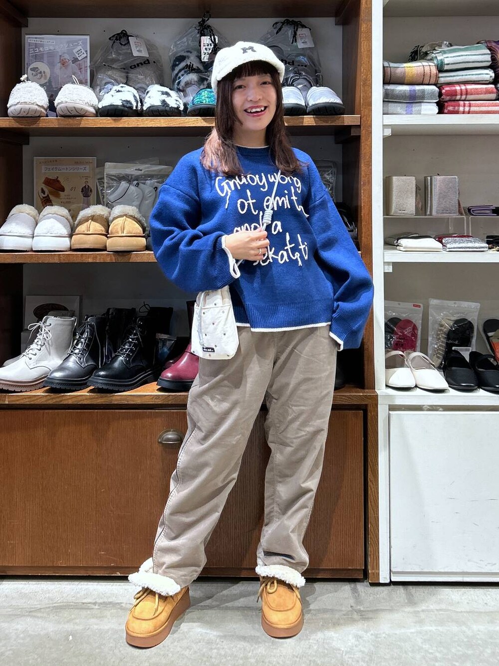 「低身長、カジュアル、体型カバー、休日コーデ、デート/ロマンティック、楽ちんコーデ、女子会、ゆったり、niko and ...、秋コーデ、冬コーデ、ニット、テーパードパンツ、ウエストゴム、キャップ」｜「niko and...のオリジナルビジュー巾着ショルダーバッグ（ショルダーバッグ、ホワイト系）」を使った、h0peeekoさん（レディース・152cm）の秋コーディネートの1枚目の写真