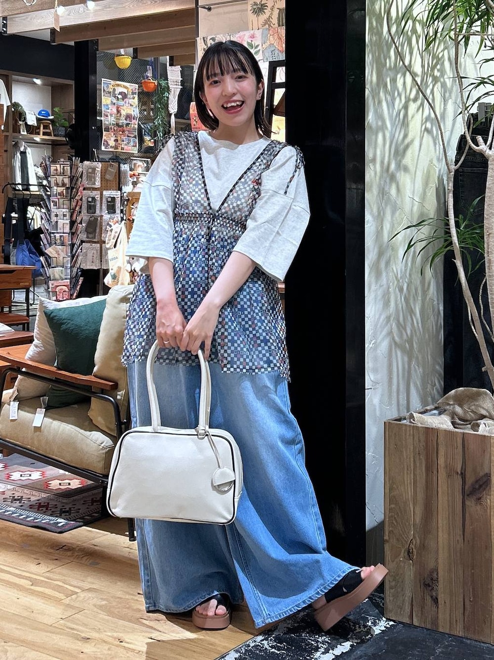 「低身長、カジュアル、体型カバー、休日コーデ、デート/ロマンティック、楽ちんコーデ、春コーデ、女子会、ゆったり、niko and ...、Tシャツ、ベスト、デニムパンツ、夏コーデ、骨格ウェーブ」｜「niko and...のオリジナル厚底トングサンダル（サンダル、ブラック系）」を使った、h0peeekoさん（レディース・151cm）の夏コーディネートの1枚目の写真
