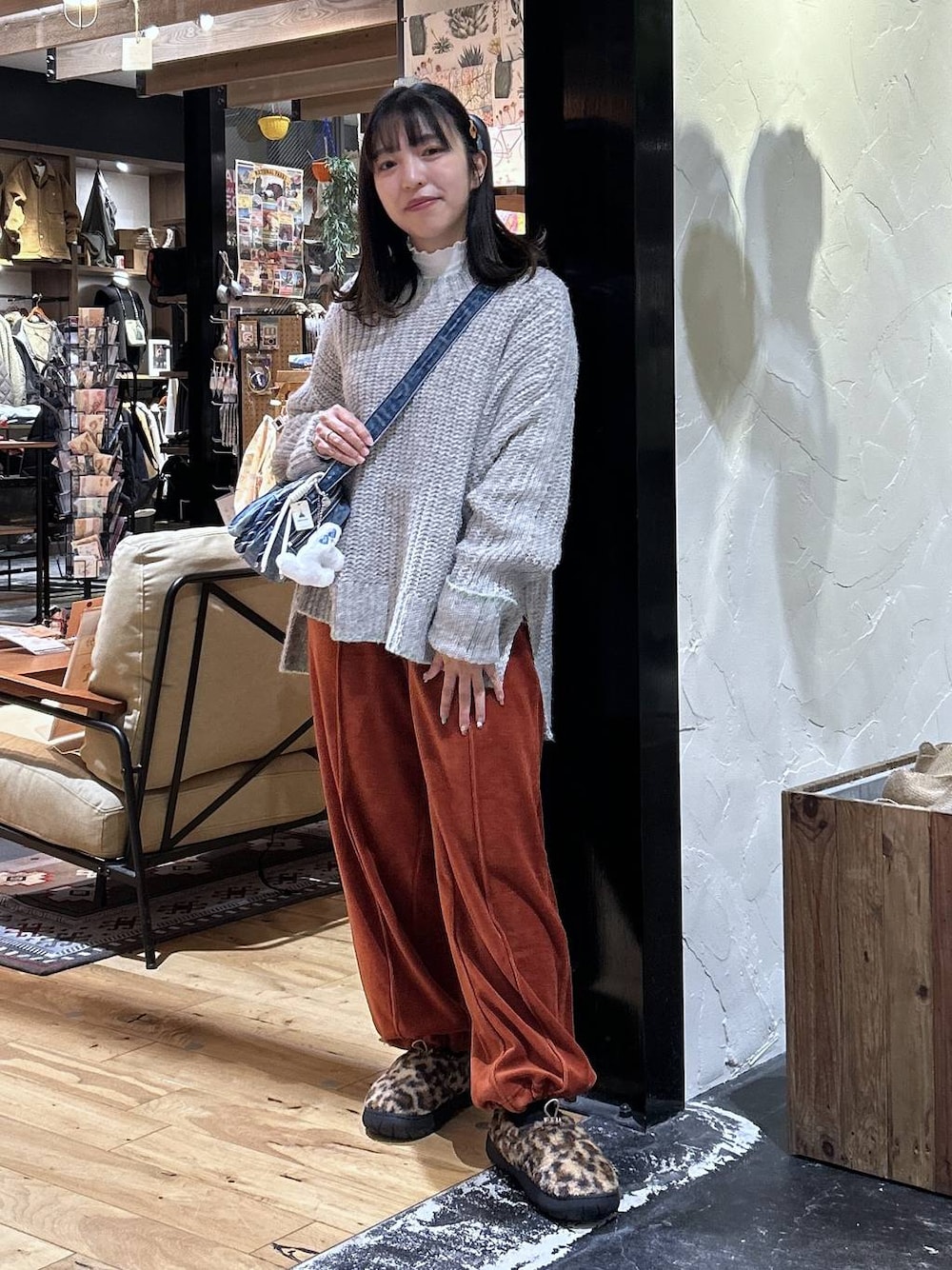 その他のスリッポン、オレンジ系のその他パンツ、ホワイト系のTシャツ/カットソーを着用したレディースの冬コーディネートの1枚目の写真