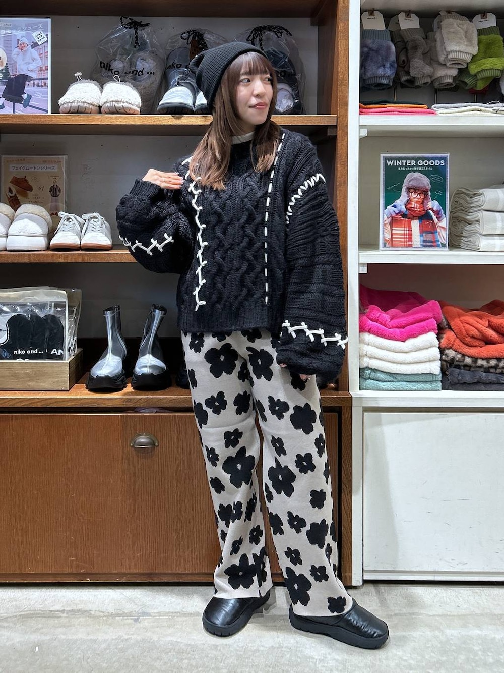 「低身長、カジュアル、体型カバー、休日コーデ、デート/ロマンティック、楽ちんコーデ、春コーデ、女子会、秋コーデ、冬コーデ、ニット、ウエストゴム、ニット帽、リラックス、骨格ウェーブ」｜「niko and...のなめらかタッチニットパンツ（その他パンツ、ベージュ系）」を使った、h0peeekoさん（レディース・152cm）の冬コーディネートの1枚目の写真