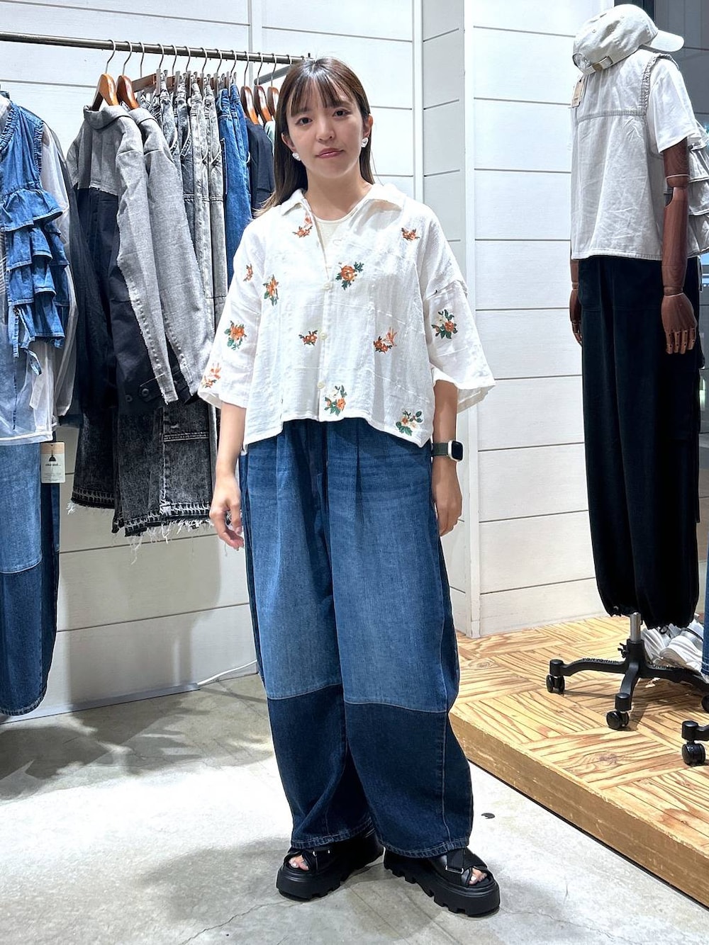 「低身長、カジュアル、体型カバー、休日コーデ、デート/ロマンティック、楽ちんコーデ、女子会、ゆったり、niko and ...、夏コーデ、シャツ、タンクトップ、サンダル、デニムパンツ、ラフ」｜「niko and...のルームドライ/カップレイヤードタンクトップ（タンクトップ、ベージュ系）」を使った、h0peeekoさん（レディース・152cm）の夏コーディネートの1枚目の写真