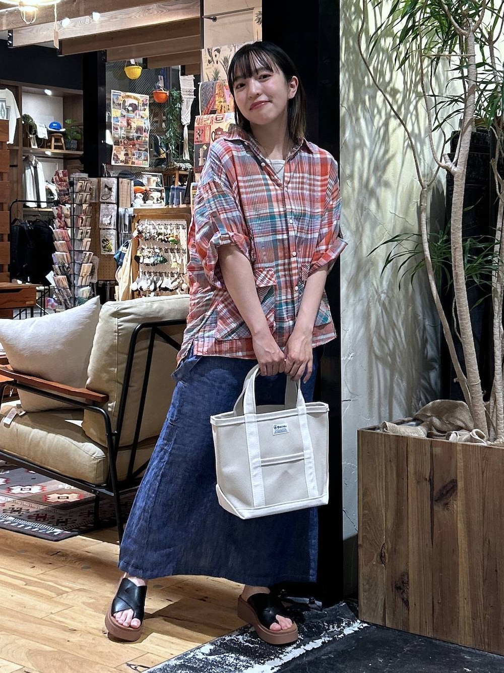 「低身長、カジュアル、体型カバー、休日コーデ、デート/ロマンティック、楽ちんコーデ、春コーデ、女子会、ゆったり、niko and ...、シャツ、タンクトップ、夏コーデ、骨格ウェーブ、スカート」｜「niko and...のオリジナル厚底トングサンダル（サンダル、ブラック系）」を使った、h0peeekoさん（レディース・151cm）の夏コーディネートの1枚目の写真