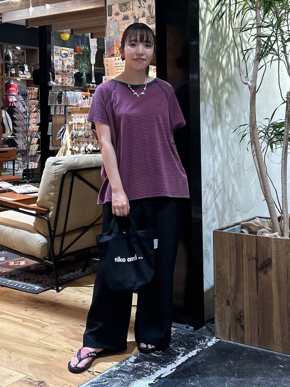 「低身長、カジュアル、体型カバー、休日コーデ、デート/ロマンティック、楽ちんコーデ、春コーデ、女子会、ゆったり、niko and ...、夏コーデ、骨格ウェーブ、Tシャツ、ウエストゴム、パンツ」｜「niko and...のオリジナルニコロゴショルダーバッグM（トートバッグ、ブラック系）」を使った、h0peeekoさん（レディース・151cm）の夏コーディネートの1枚目の写真