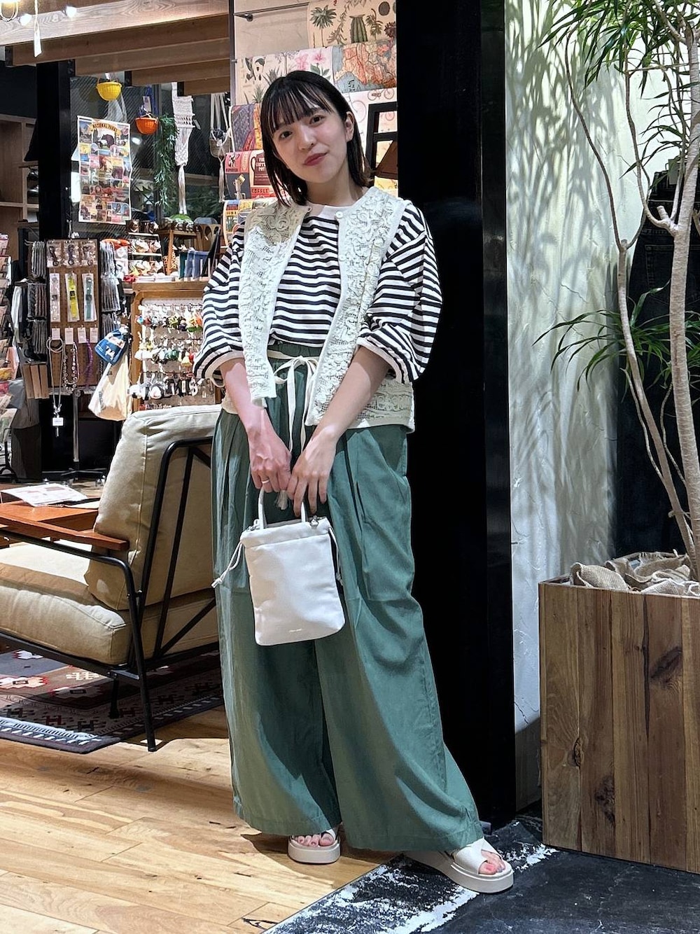 「低身長、カジュアル、体型カバー、休日コーデ、デート/ロマンティック、楽ちんコーデ、春コーデ、女子会、ゆったり、niko and ...、夏コーデ、骨格ウェーブ、ベスト、ウエストゴム、ハンドバッグ」｜「niko and...のオリジナル厚底トングサンダル（サンダル、ベージュ系）」を使った、h0peeekoさん（レディース・151cm）の春コーディネートの1枚目の写真