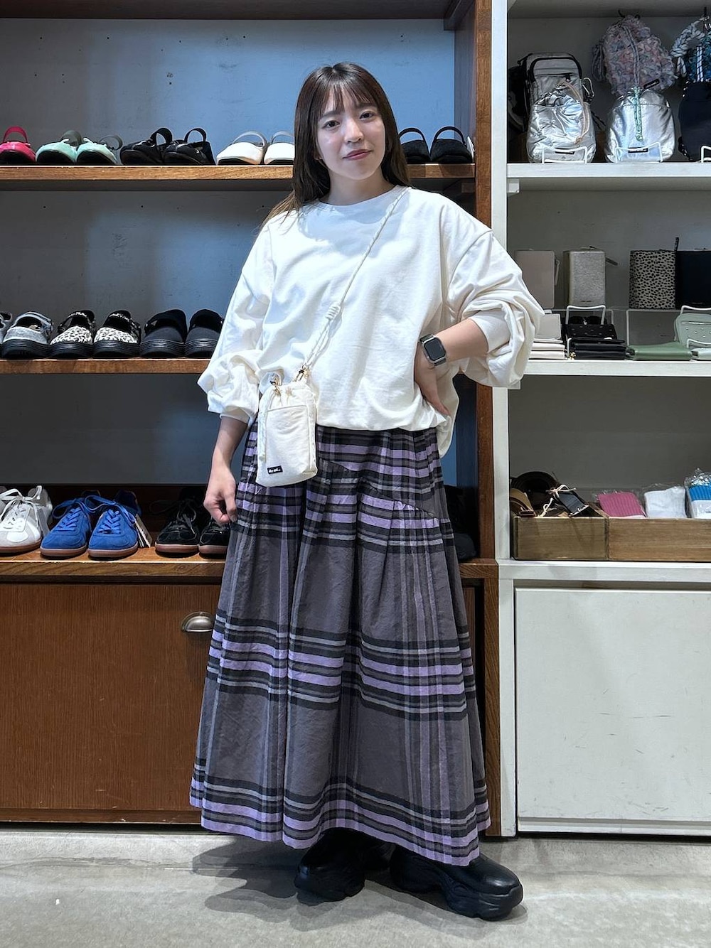 「ゆったり、niko and ...、低身長、カジュアル、体型カバー、休日コーデ、デート/ロマンティック、楽ちんコーデ、春コーデ、女子会、シンプルコーデ、ウエストゴム、ワイドパンツ、ブーツ、ショルダーバッグ」｜「niko and...のオリジナル細コードショルダー巾着バッグN（ショルダーバッグ、ホワイト系）」を使った、h0peeekoさん（レディース・152cm）の秋コーディネートの1枚目の写真