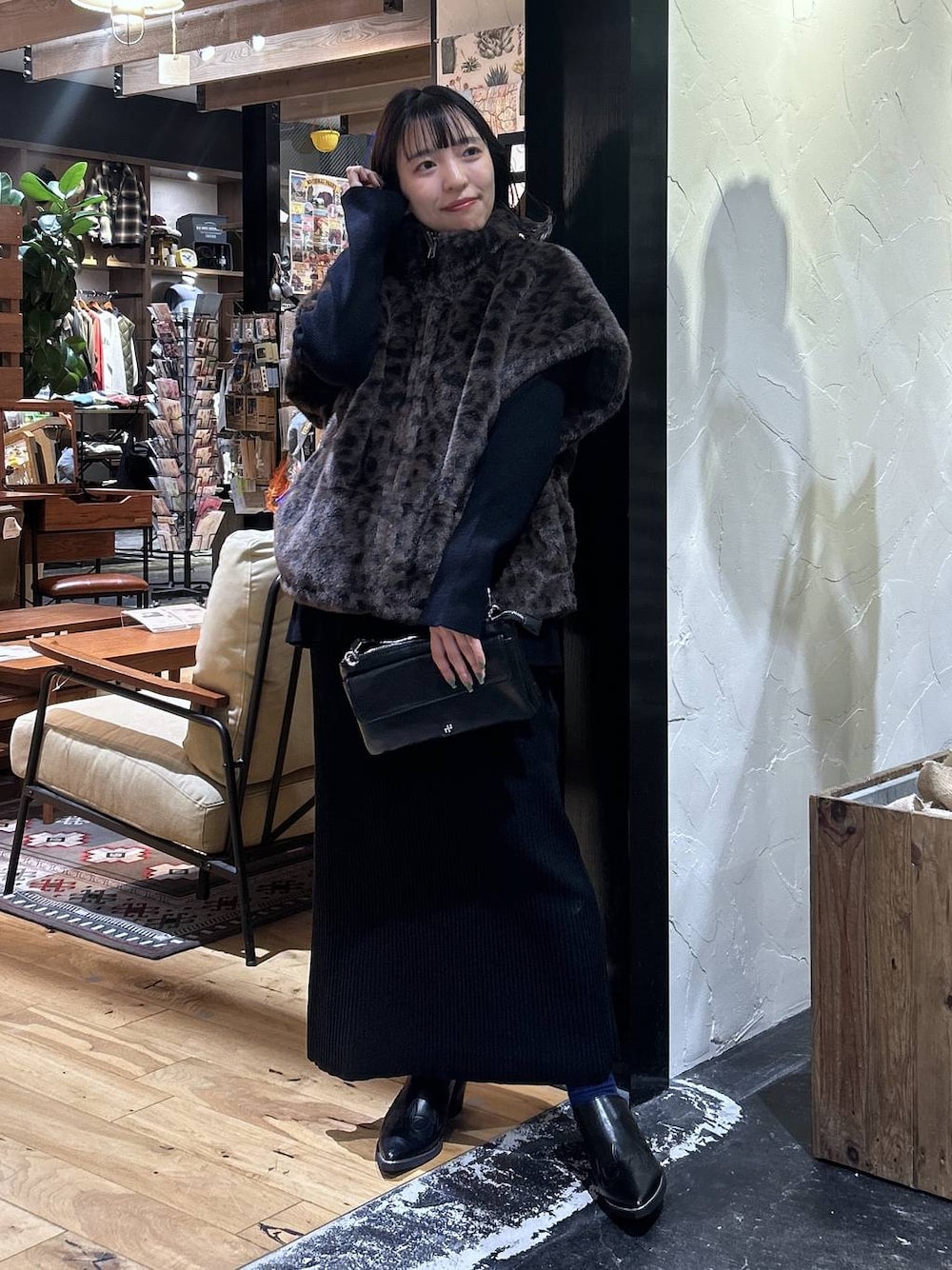 ブラウン系のベスト、ブラック系のニット/セーター、ブラック系のその他シューズを着用したレディースの秋コーディネートの1枚目の写真
