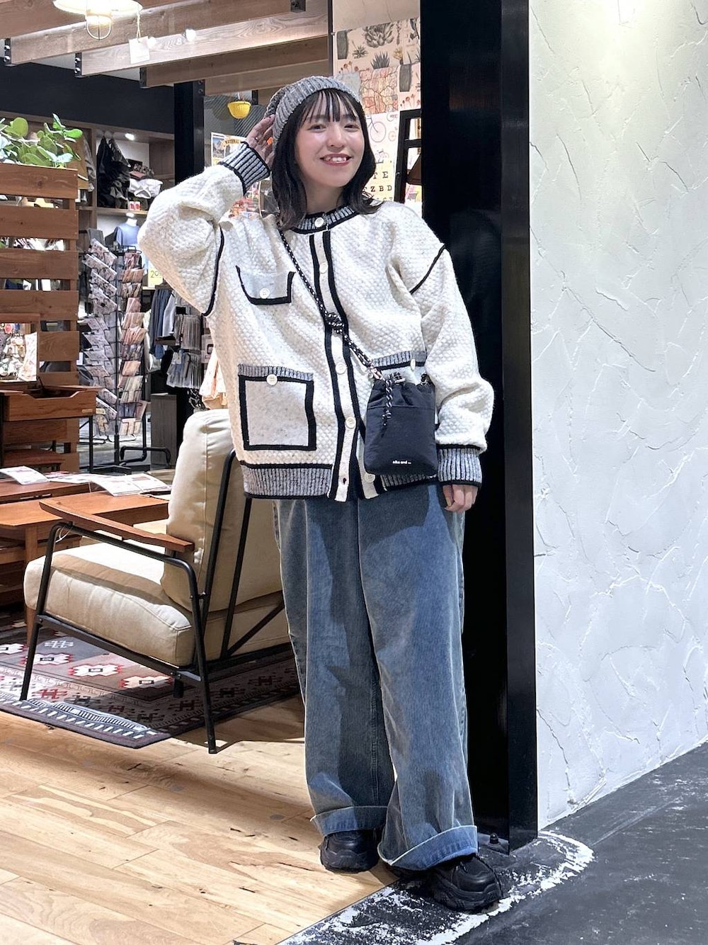 ブラック系のショルダーバッグ、ブルー系のその他パンツ、レッド系のニット/セーターを着用したレディースの秋コーディネートの1枚目の写真